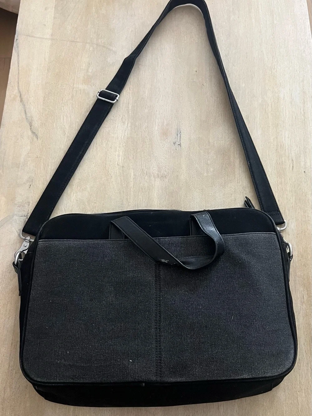 Pre-Owned Banana Republic One Size Laptop Messenger Bag